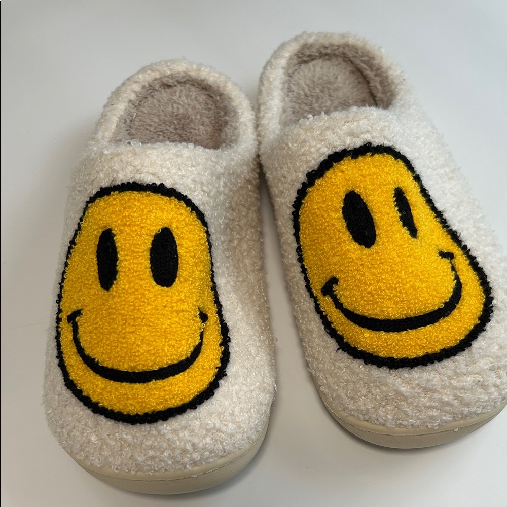 Happy Face White/Yellow Classic Sz 43-44 (women’s approx Sz 11) Unisex Slippers
